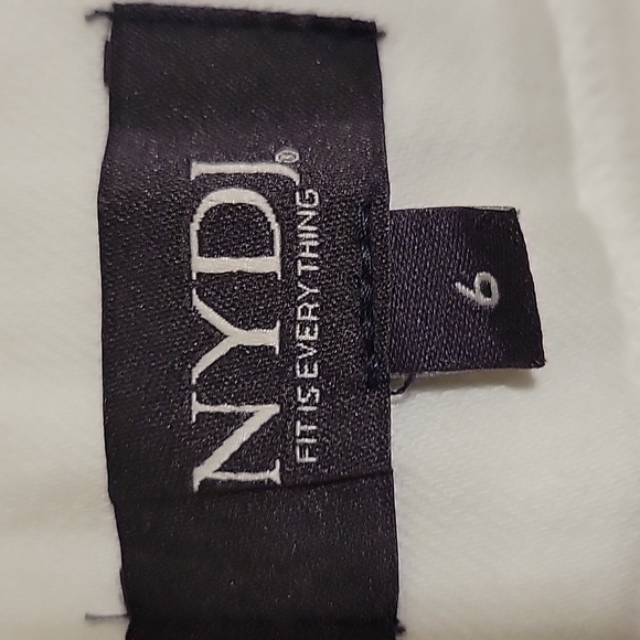 NWT NYDJ Pull On Cuff Shorts - Picture 4 of 7